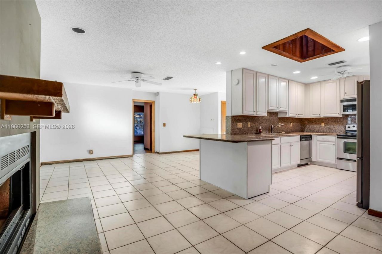 6581 Riparian Rd, Lake Worth, FL 33462 Photo