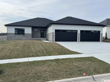 8825 Ranch Gate Road, Lincoln, NE 68510