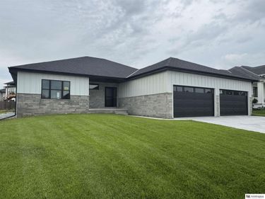 8825 Ranch Gate Road, Lincoln, NE 68510