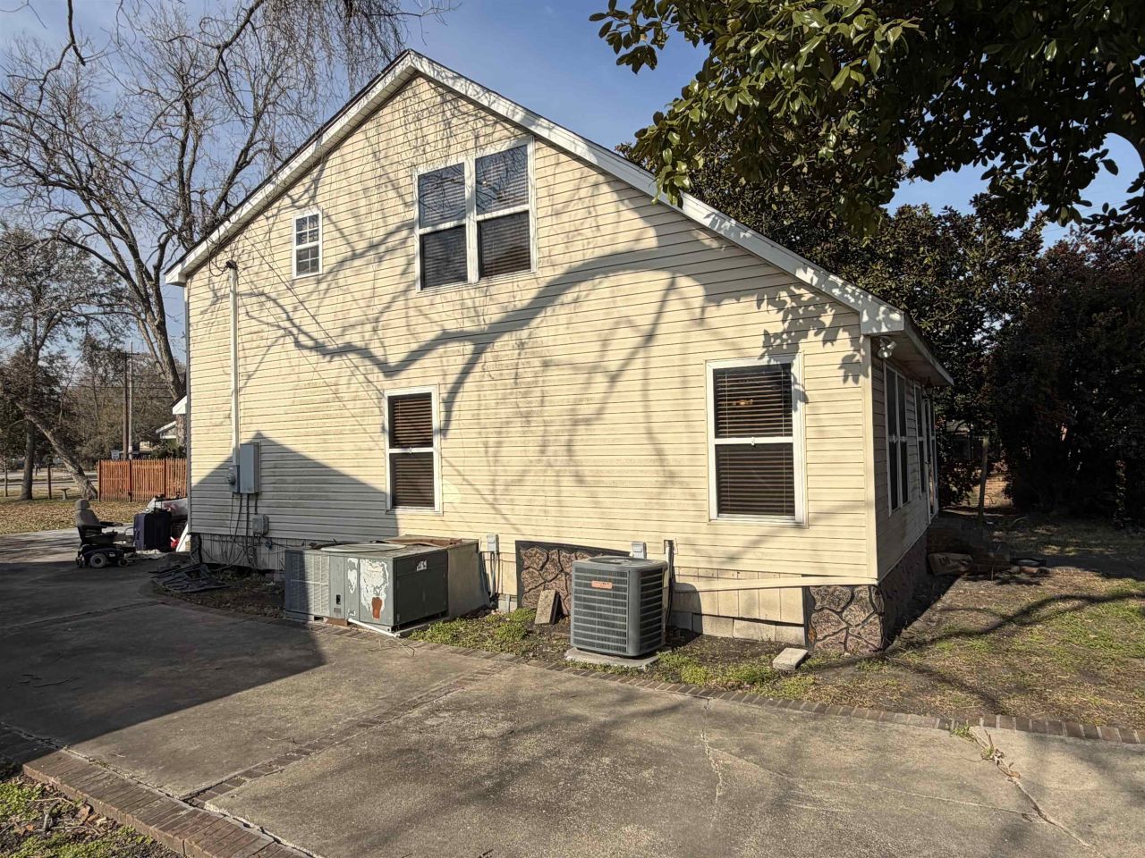 604 Henry St. Photo 5