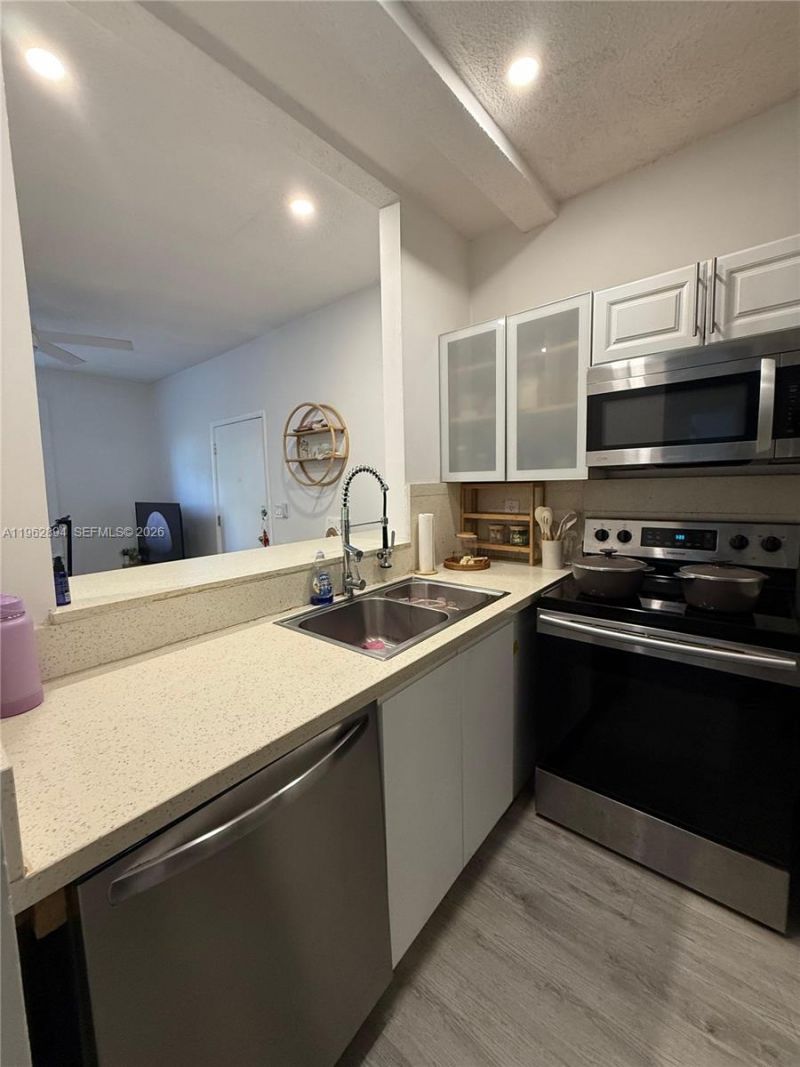 842 Meridian Ave, Unit 3H, Miami Beach, FL 33139 Photo