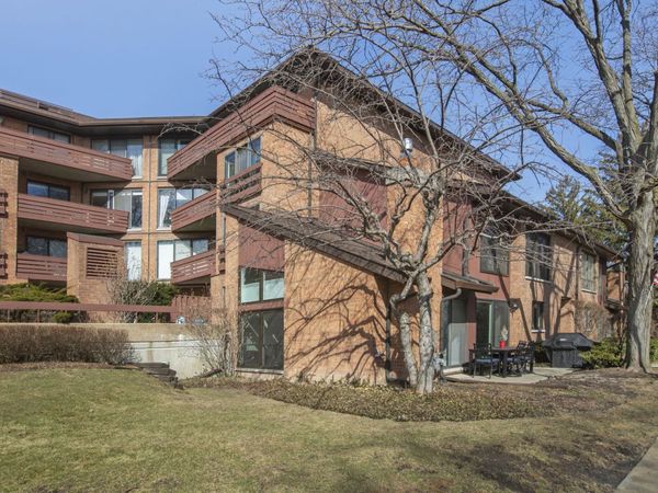 706 Waukegan Road, Unit 4, Glenview, IL 60025