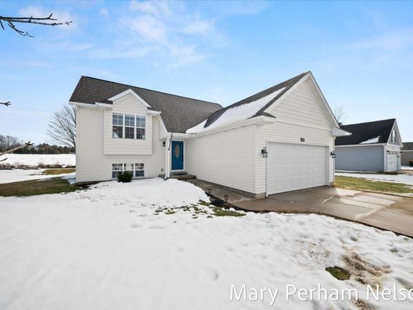 154 Sweet Meadow Drive NW, Kent City, MI 49330