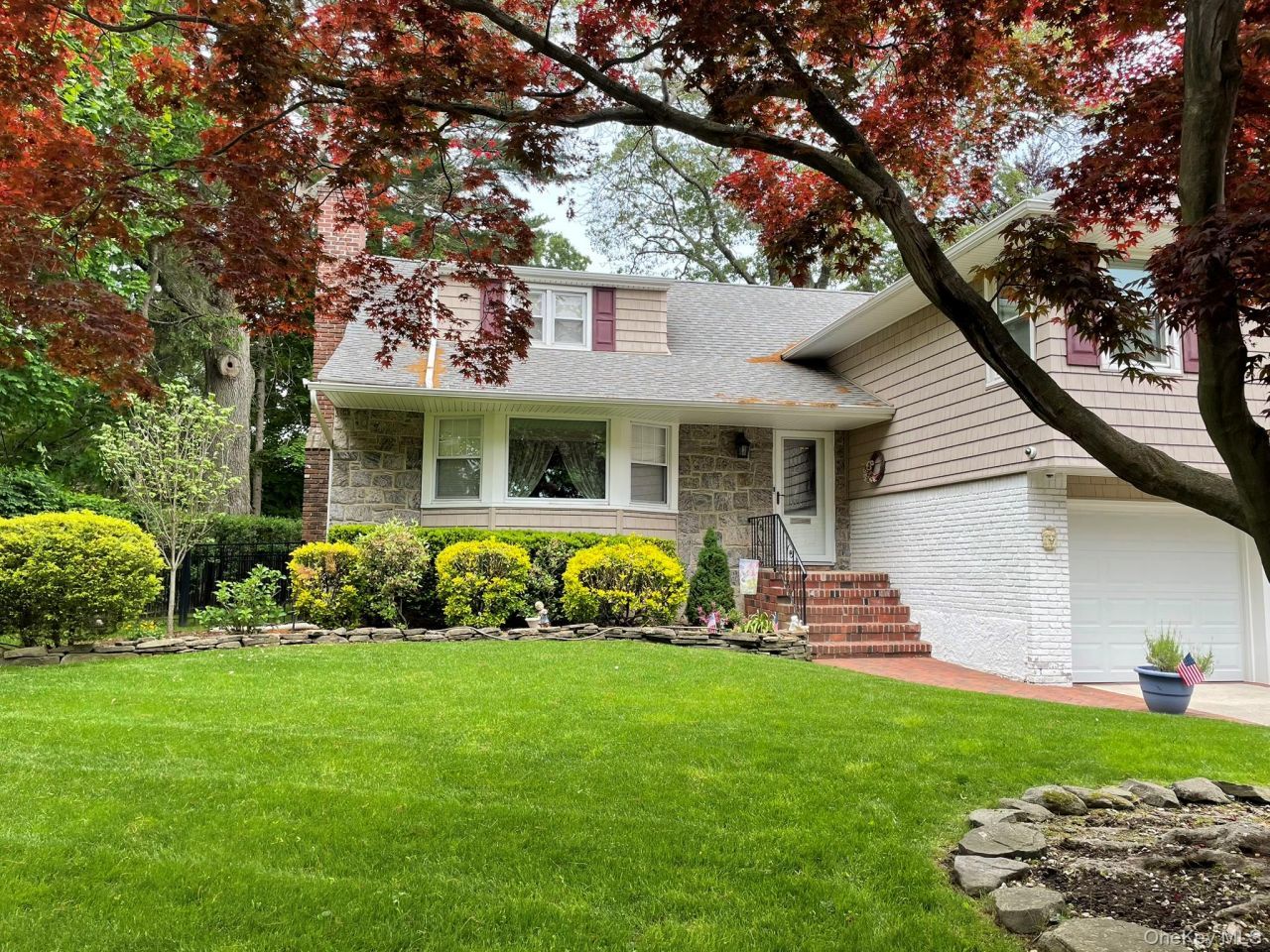 688 Hempstead Avenue, Rockville Centre, NY 11570 Main Photo