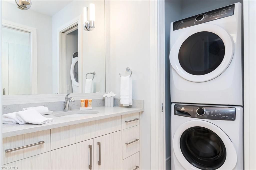 101 8th St S, Unit 207, Naples, FL 34102 Photo