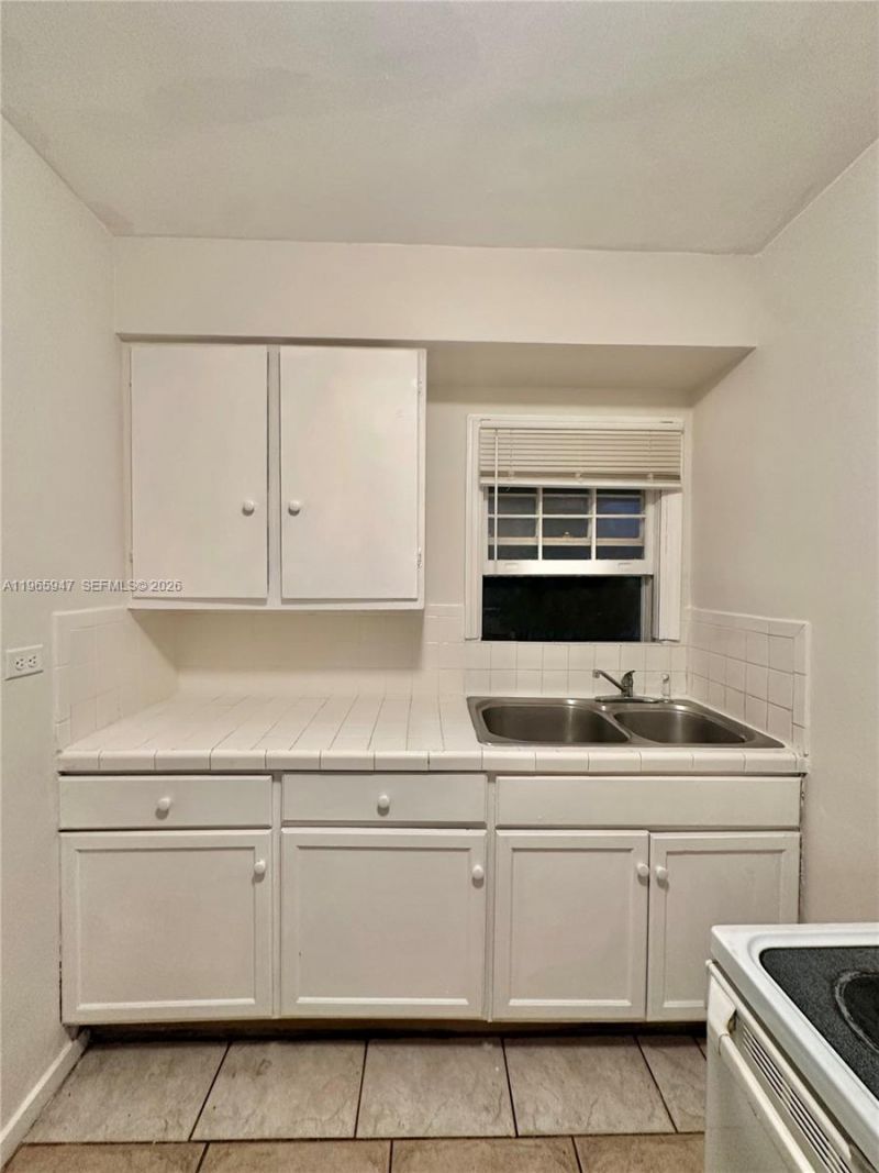 430 76th St, Unit 4, Miami Beach, FL 33141 Photo