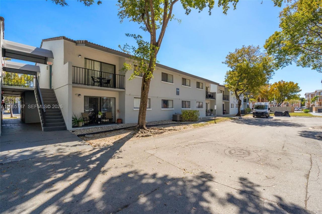 7060 NW 179th St, Unit 210, Hialeah, FL 33015 Photo