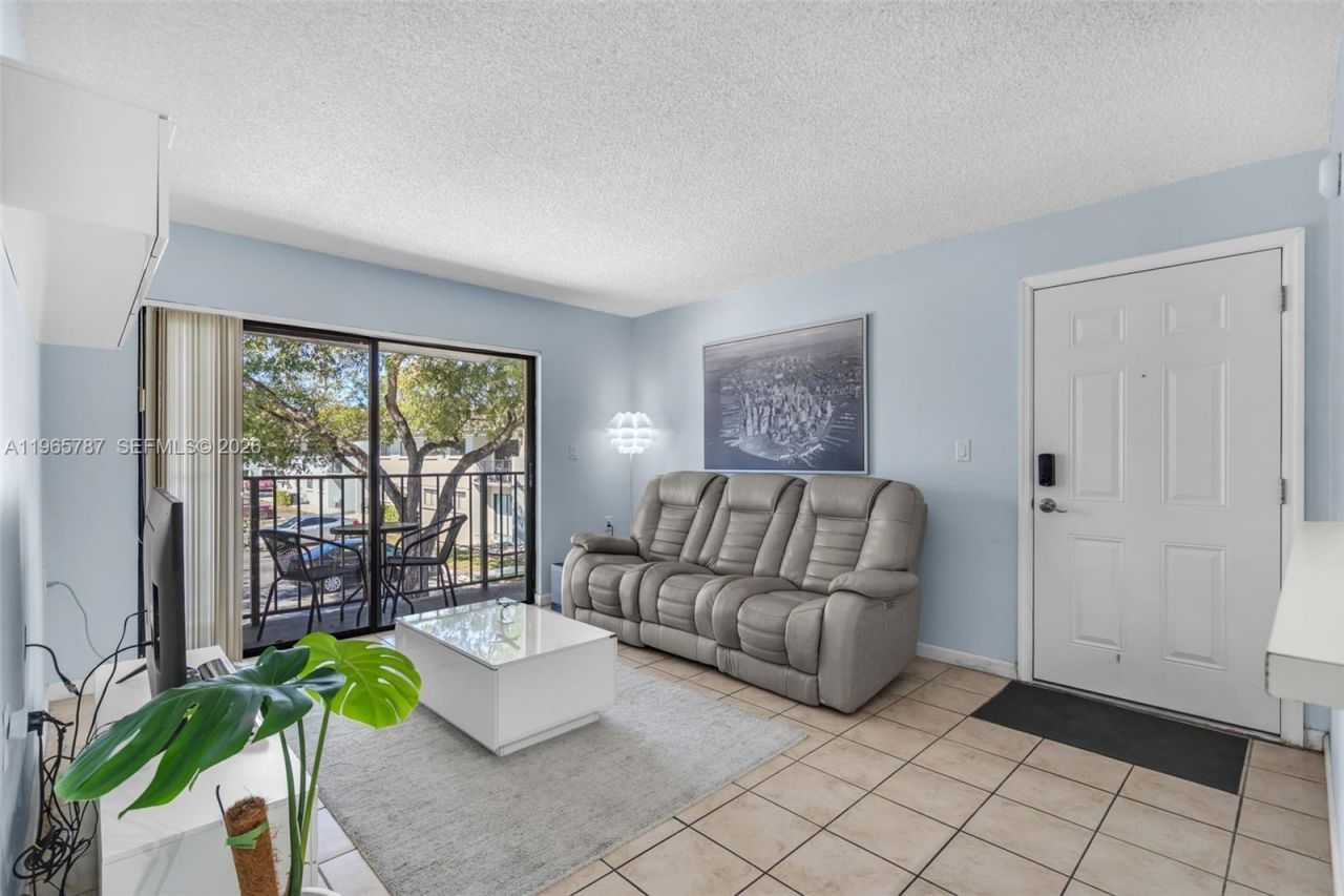 7060 NW 179th St, Unit 210, Hialeah, FL 33015 Photo