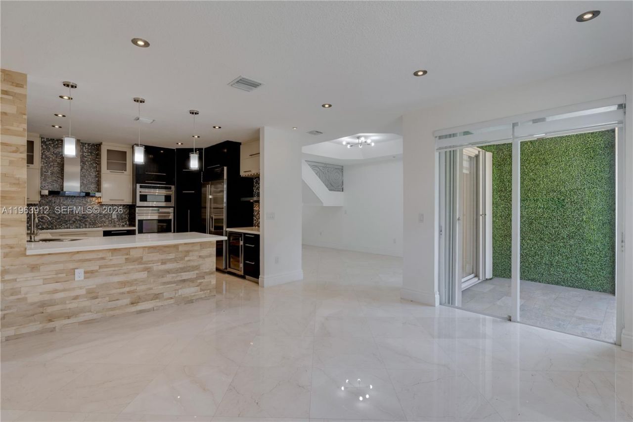 7044 NW 115th Ct, Doral, FL 33178 Photo