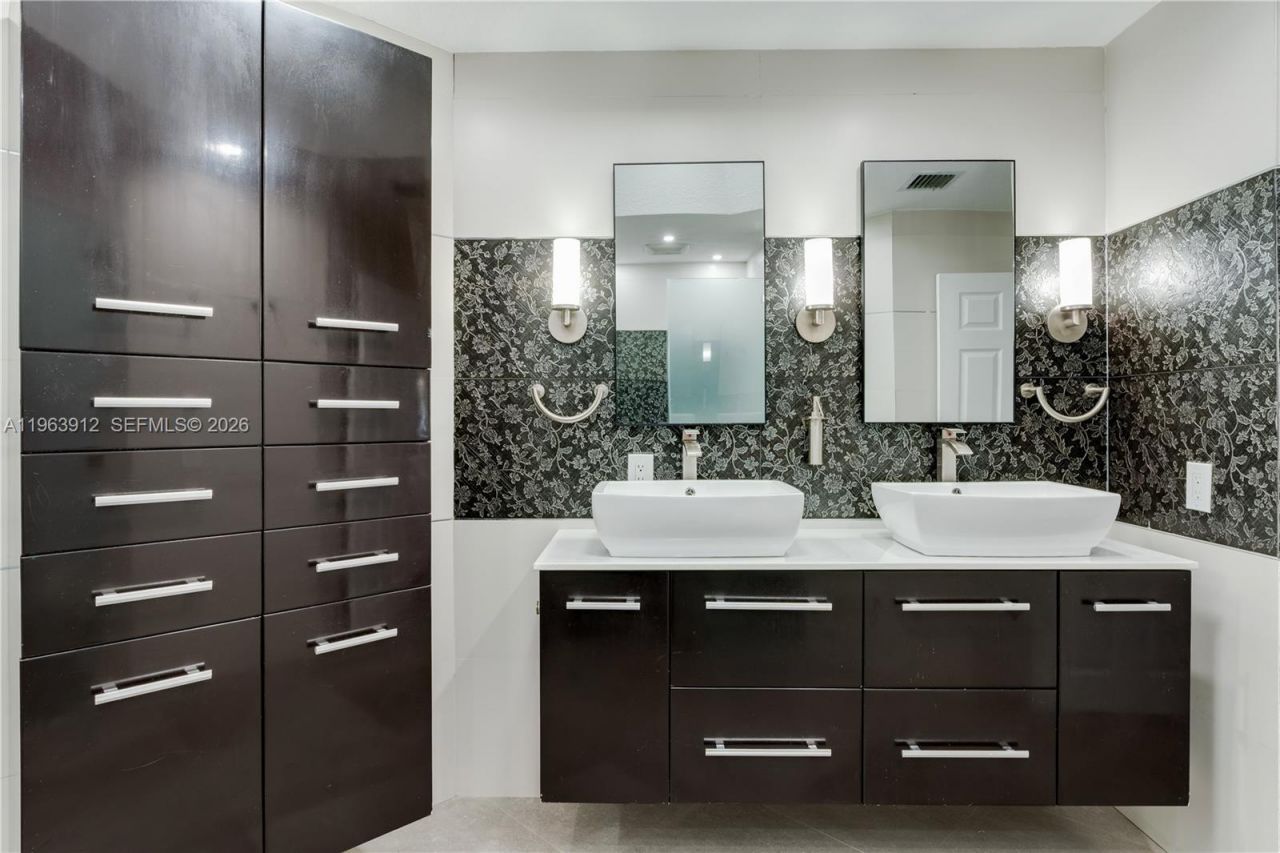 7044 NW 115th Ct, Doral, FL 33178 Photo