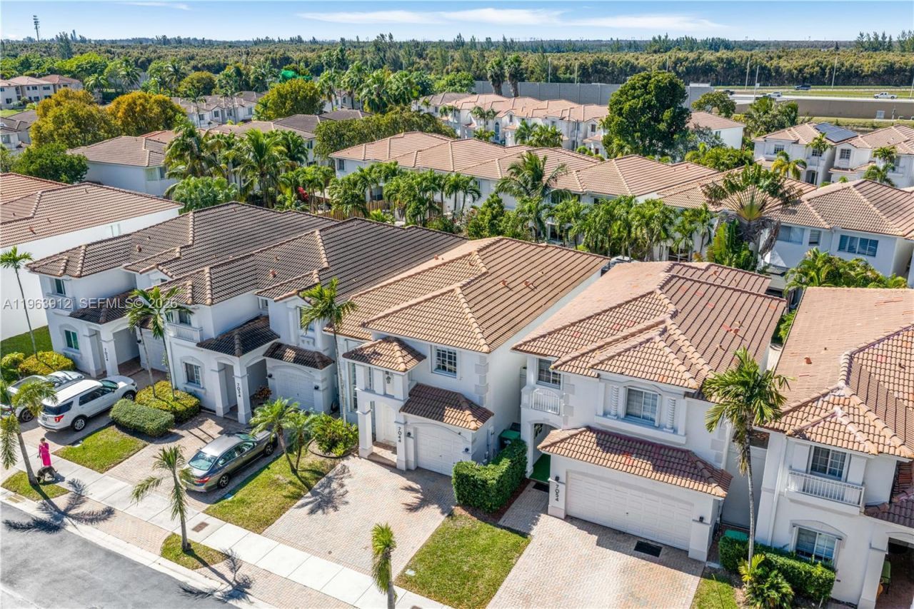 7044 NW 115th Ct, Doral, FL 33178 Photo