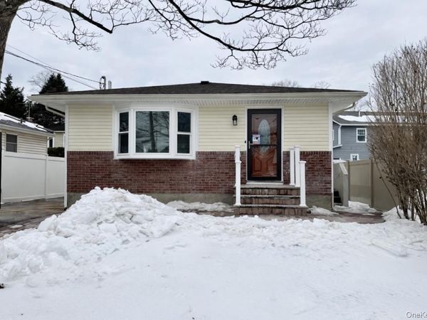 6 Merle Place , Deer Park, NY 11729