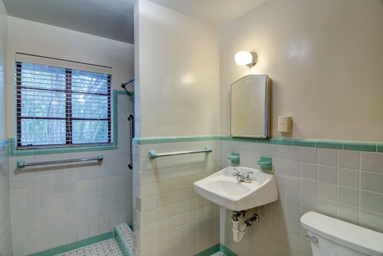 2049 NW 9th Avenue, Gainesville, FL 32603 Photo