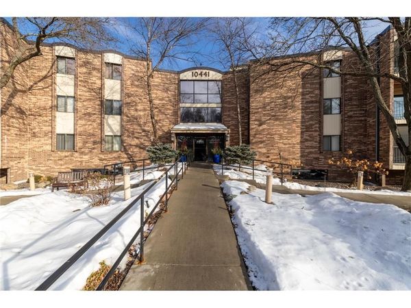 10441 Greenbrier Road, Unit 120, Minnetonka, MN 55305