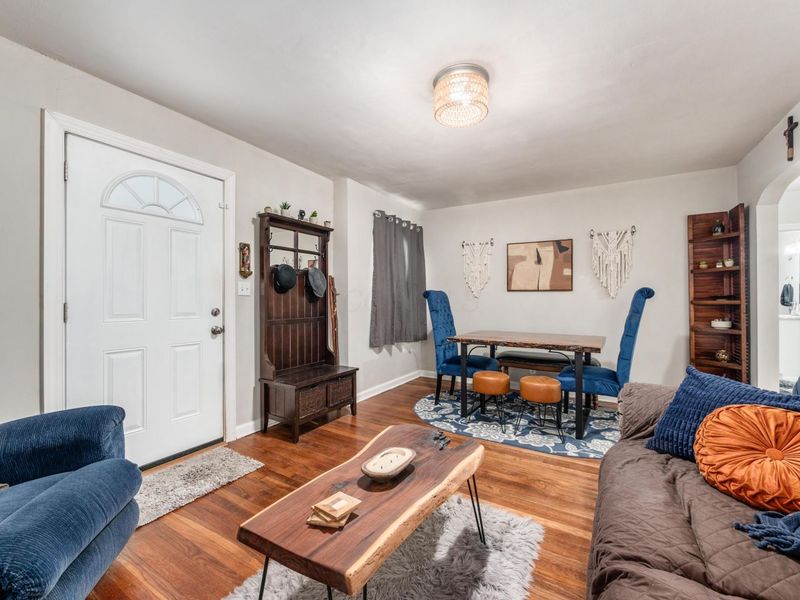 194 N Kellner Road , Columbus, OH 43209 Photo 3