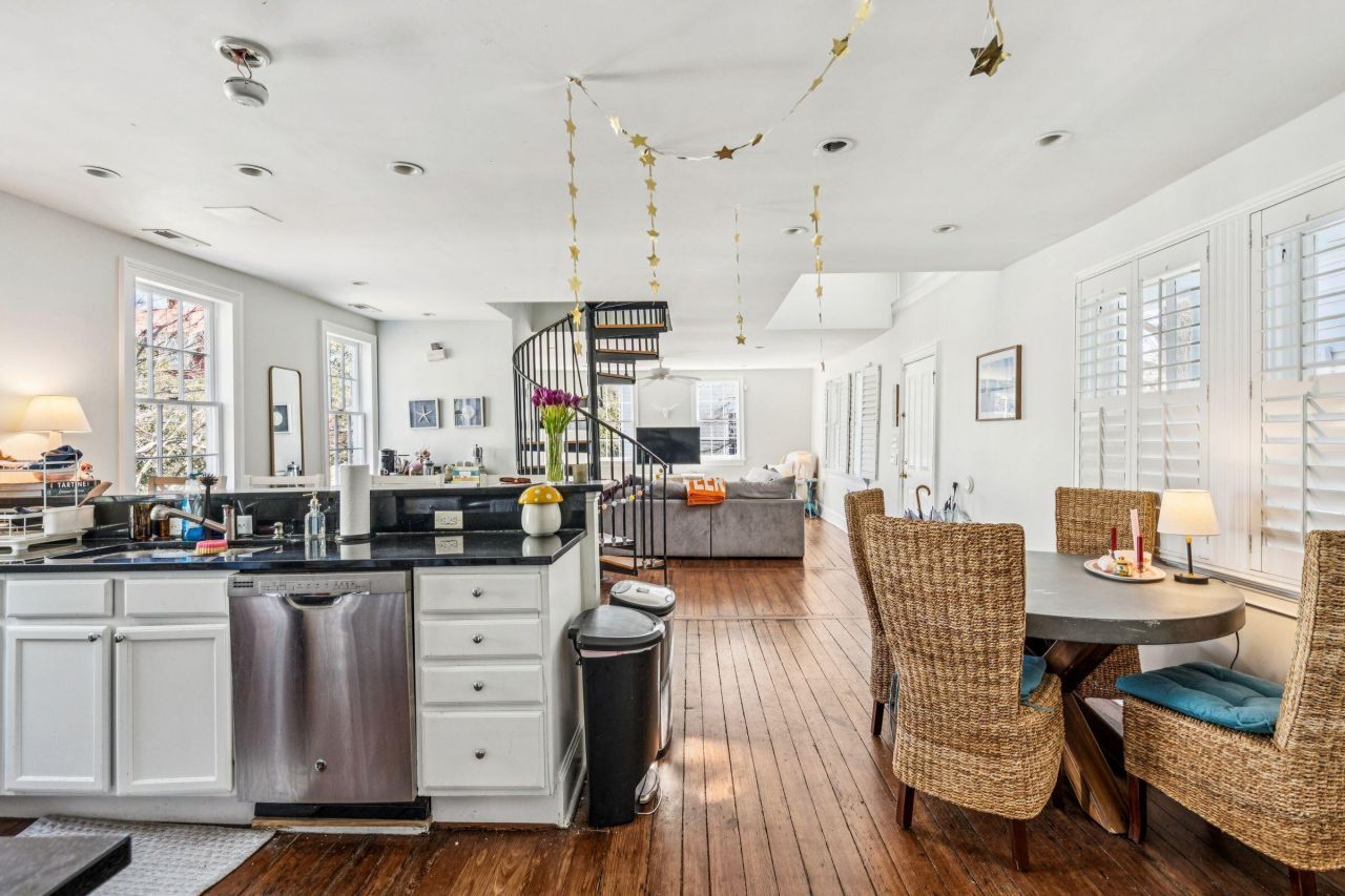 60 Bull Street Photo 12