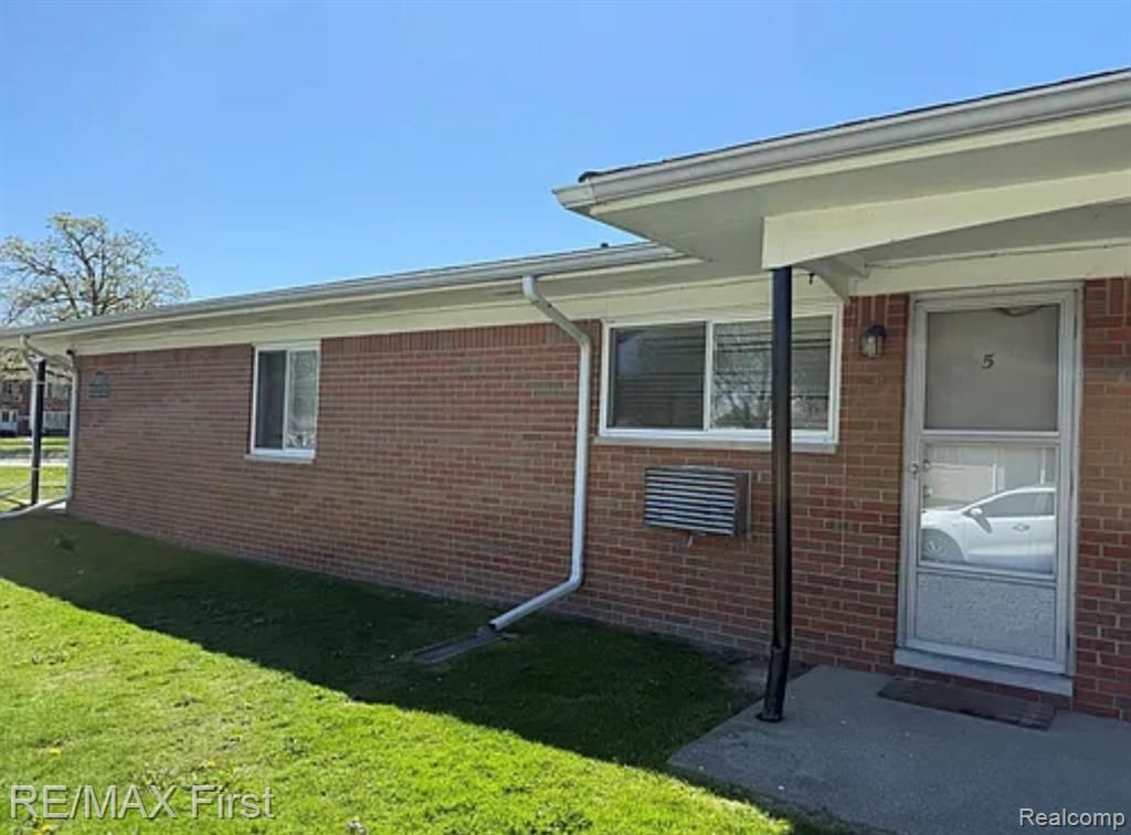 23371 Unit #5 Kelly Road, Eastpointe, MI 48021 Main Photo