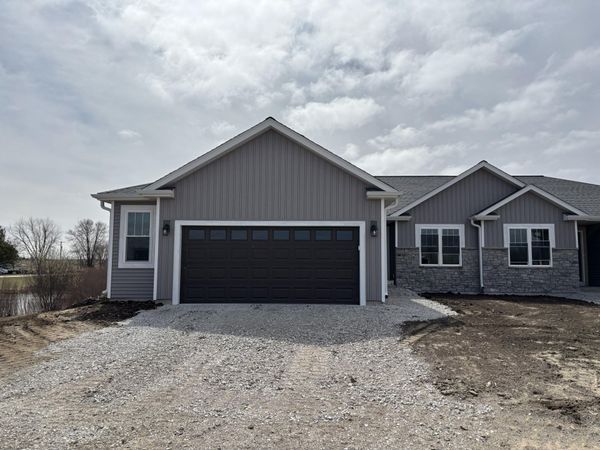 121 Resort Dr, Johnson Creek, WI 53038