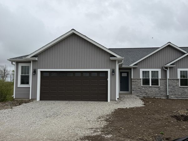 121 Resort Dr, Johnson Creek, WI 53038