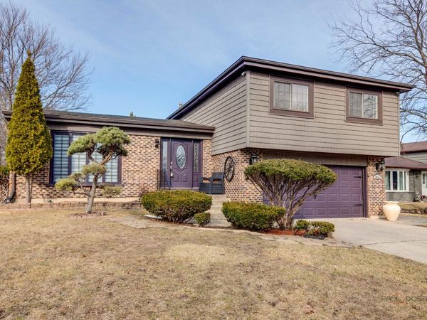 2016 E Seneca Lane, Mount Prospect, IL 60056