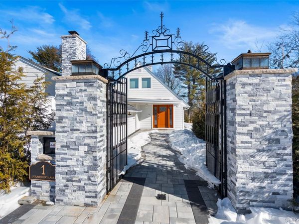 1 Strawberry Lane, Roslyn Heights, NY 11577