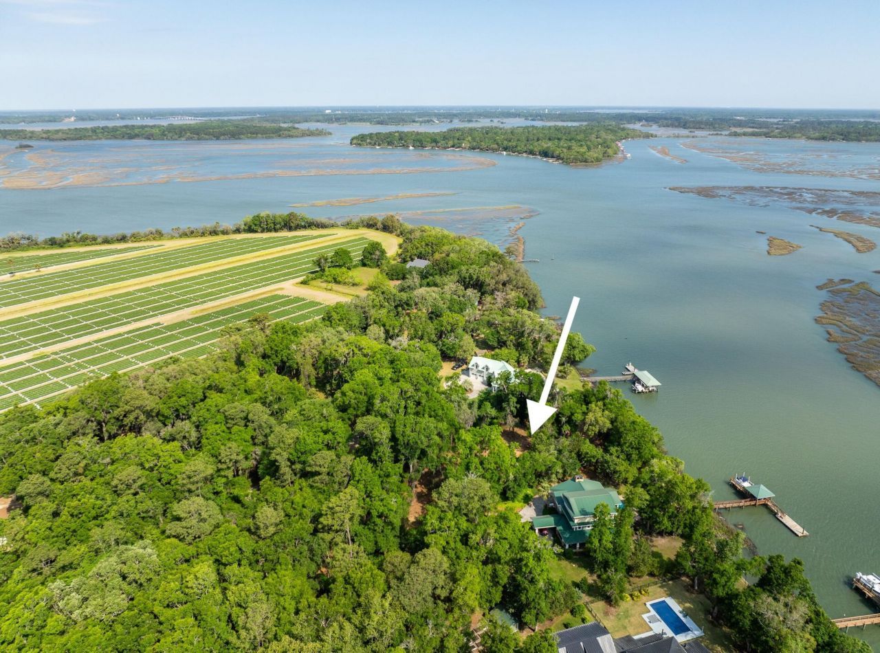 16 Comfort Point Photo 2