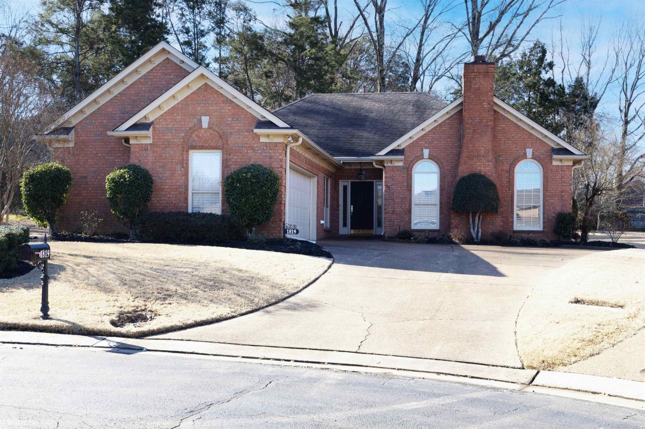 1819 W Pheasant Acres Ln, Memphis, TN 38016 Main Photo
