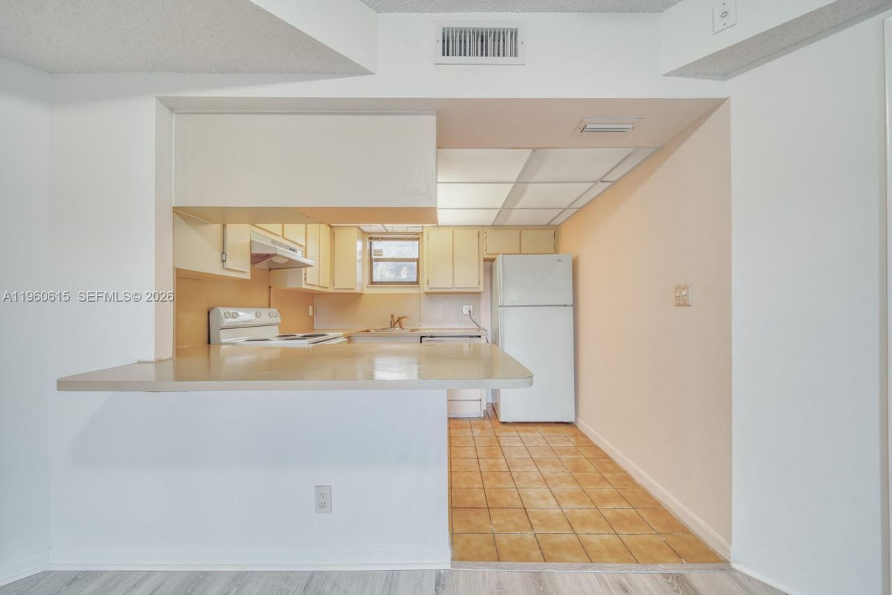 8290 Lake Dr , Unit 236, Doral, FL 33166 Photo