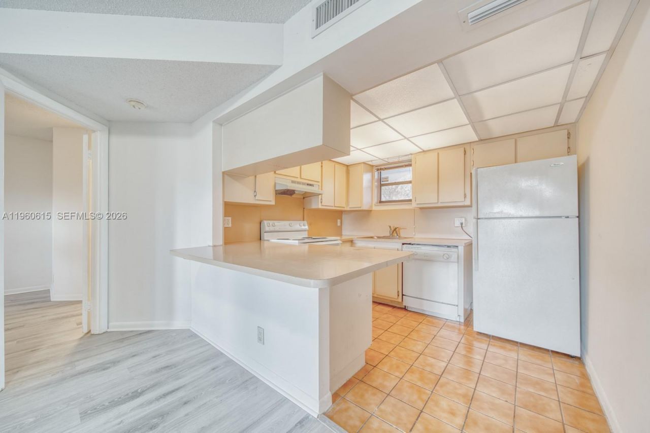 8290 Lake Dr , Unit 236, Doral, FL 33166 Photo