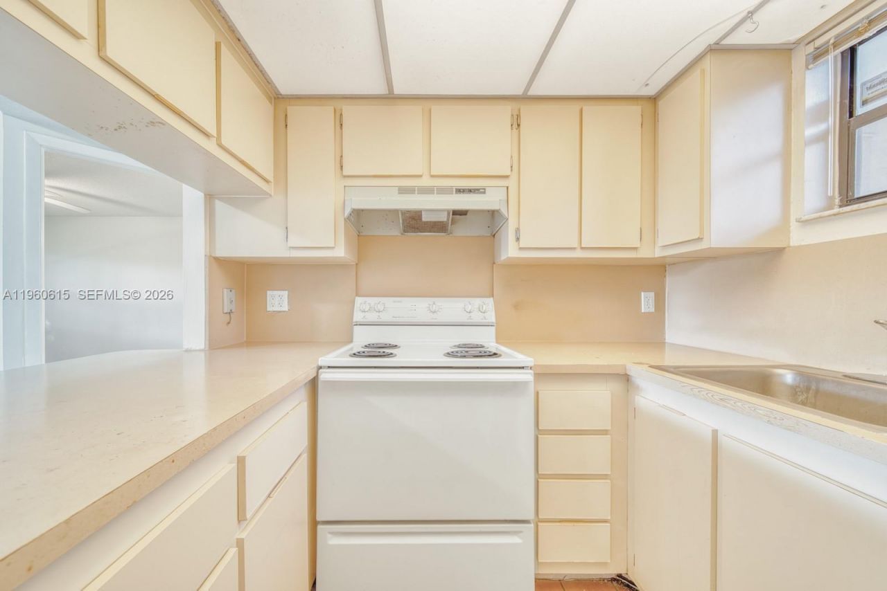 8290 Lake Dr , Unit 236, Doral, FL 33166 Photo