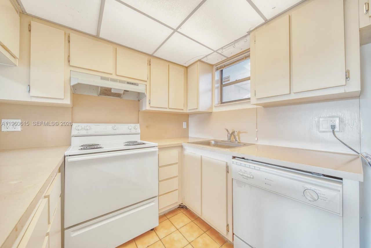 8290 Lake Dr , Unit 236, Doral, FL 33166 Photo