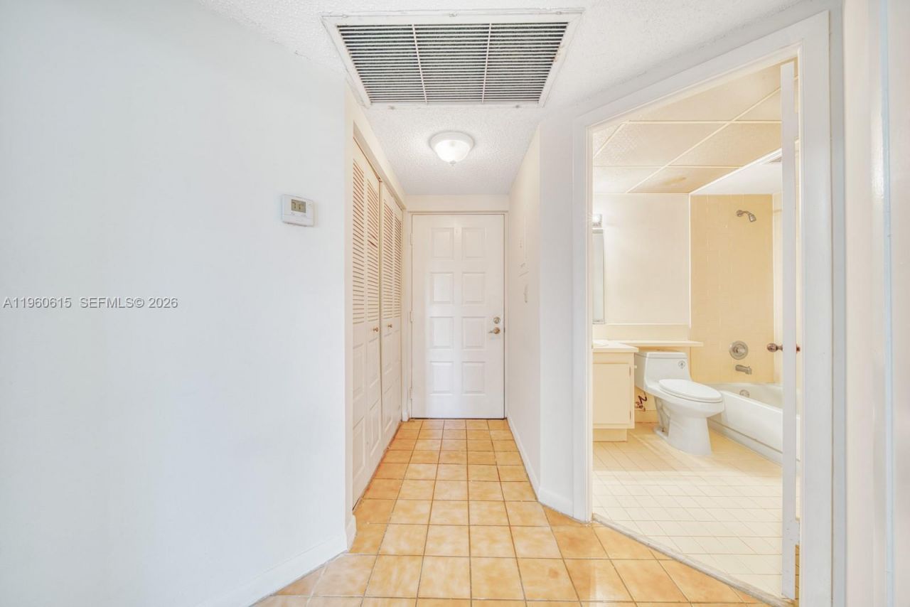 8290 Lake Dr , Unit 236, Doral, FL 33166 Photo