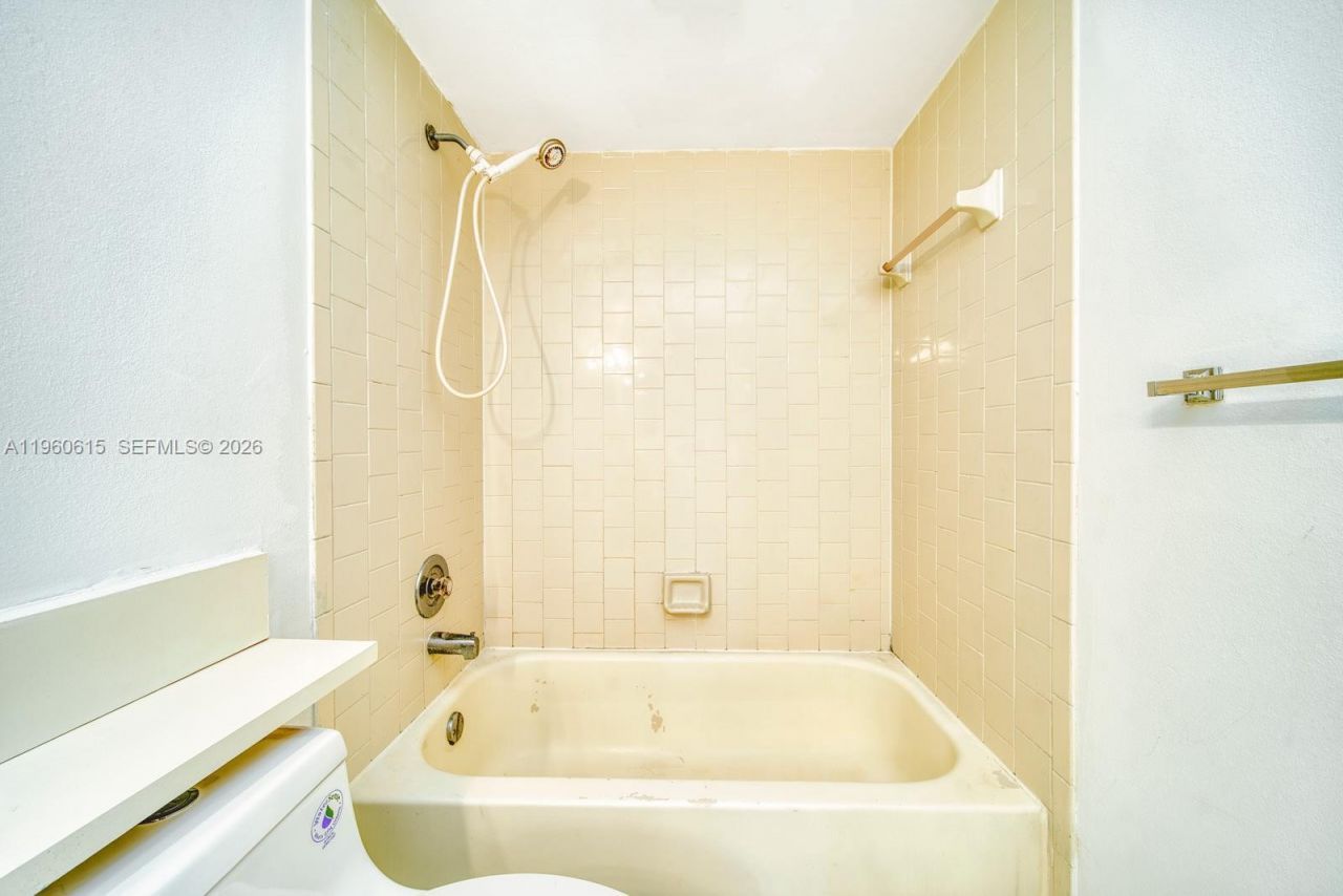 8290 Lake Dr , Unit 236, Doral, FL 33166 Photo