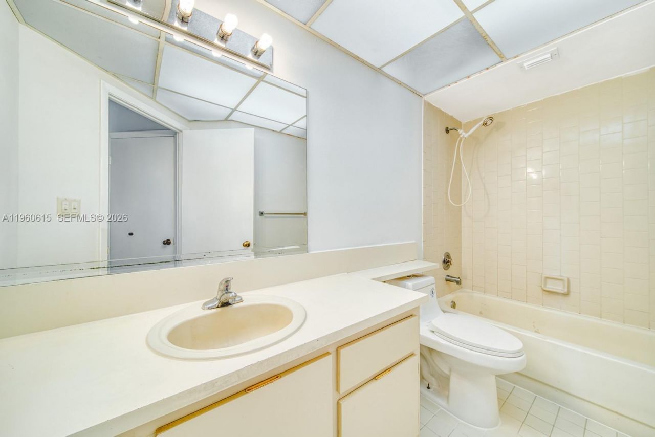 8290 Lake Dr , Unit 236, Doral, FL 33166 Photo