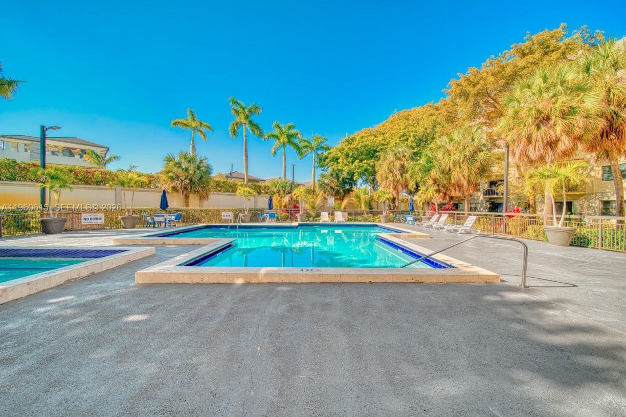 8290 Lake Dr , Unit 236, Doral, FL 33166 Photo