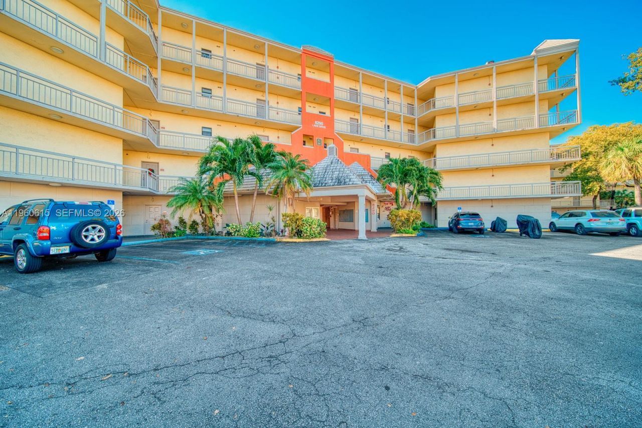 8290 Lake Dr , Unit 236, Doral, FL 33166 Photo