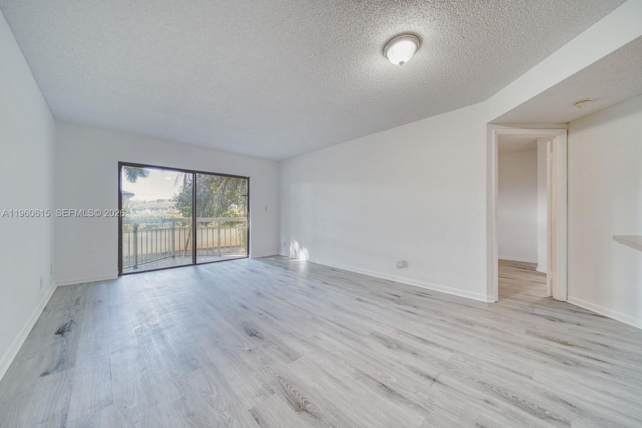 8290 Lake Dr , Unit 236, Doral, FL 33166 Photo