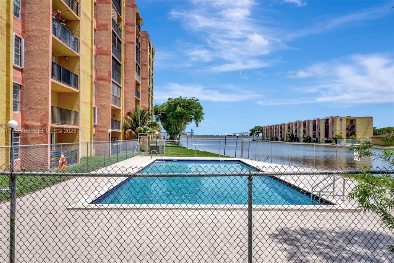 4801 NW 7th St, Unit 704-16, Miami, FL 33126 Photo