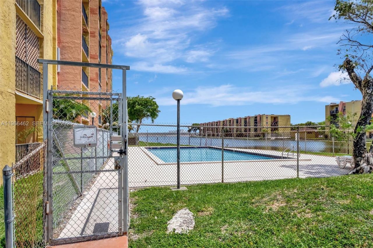 4801 NW 7th St, Unit 704-16, Miami, FL 33126 Photo