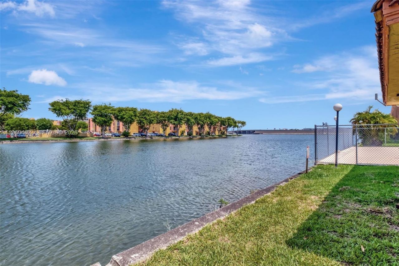 4801 NW 7th St, Unit 704-16, Miami, FL 33126 Photo