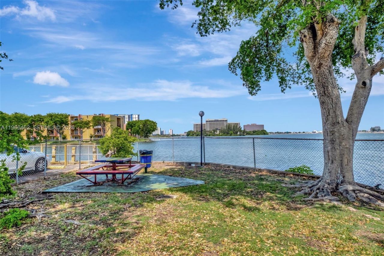 4801 NW 7th St, Unit 704-16, Miami, FL 33126 Photo