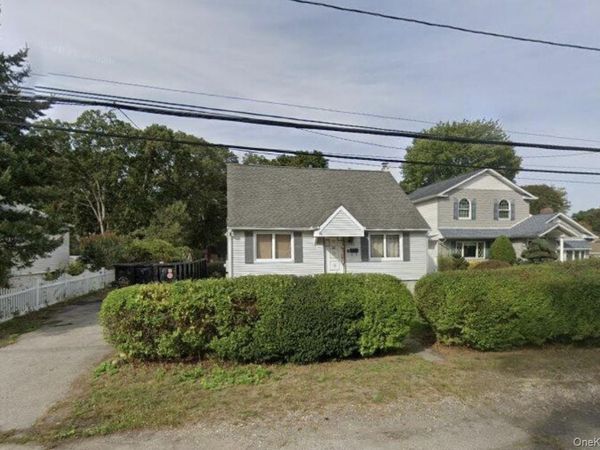 7 E Lakeland Street, Bay Shore, NY 11706