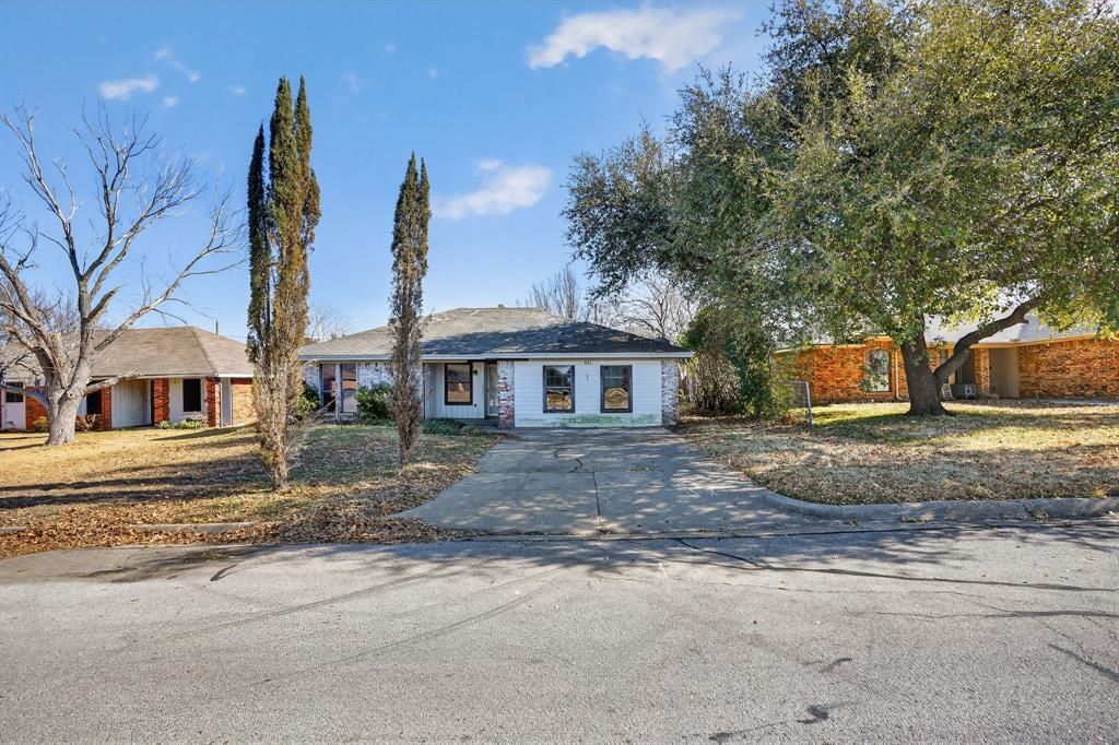 821 Nicole Drive, Burleson, TX 76028 Main Photo