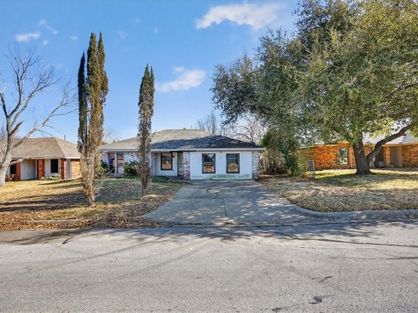 821 Nicole Drive, Burleson, TX 76028