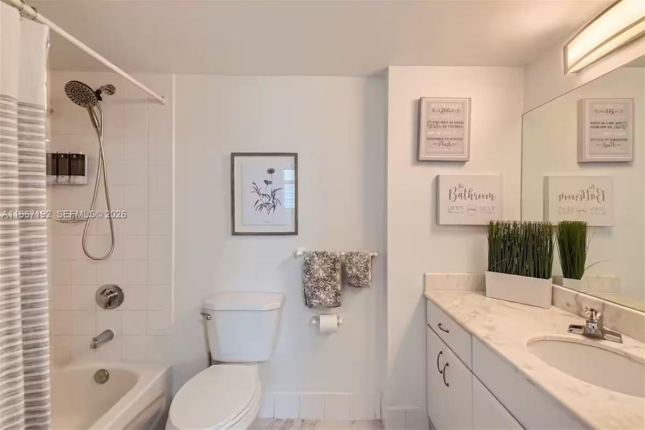 1200 Brickell Bay Dr, Unit 3923, Miami, FL 33131 Photo