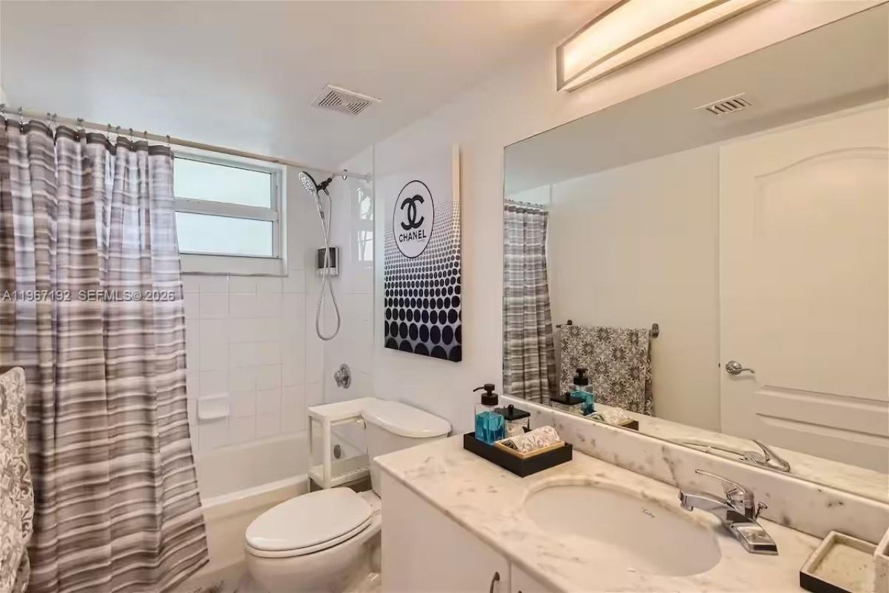 1200 Brickell Bay Dr, Unit 3923, Miami, FL 33131 Photo