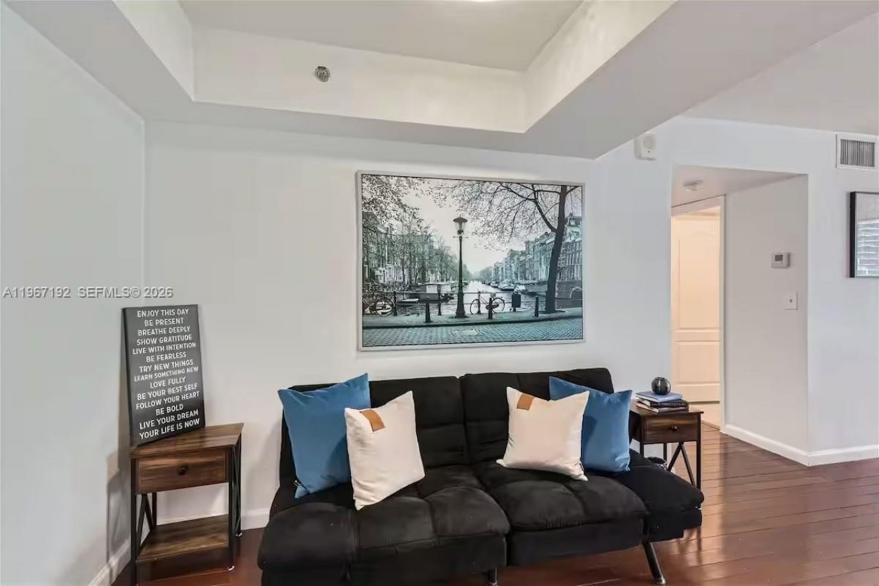 1200 Brickell Bay Dr, Unit 3923, Miami, FL 33131 Photo