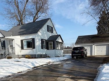 1007 Henry Street, St. Clair, MI 48079