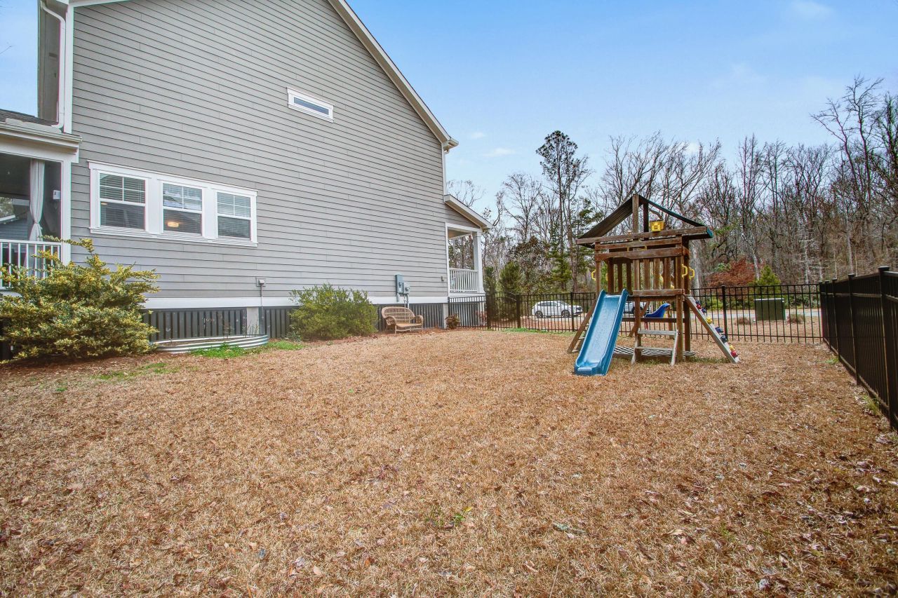 2056 Syreford Court Photo 34