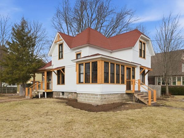 605 N Seminary Avenue, Woodstock, IL 60098